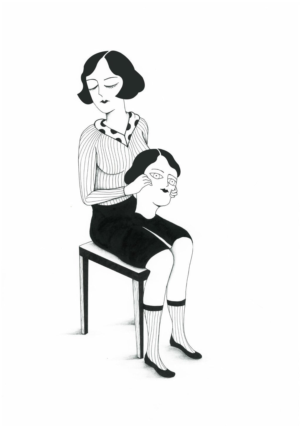 Femme debout, femme assise, cheveux courts, robe à rayures, chaise, expression sérieuse