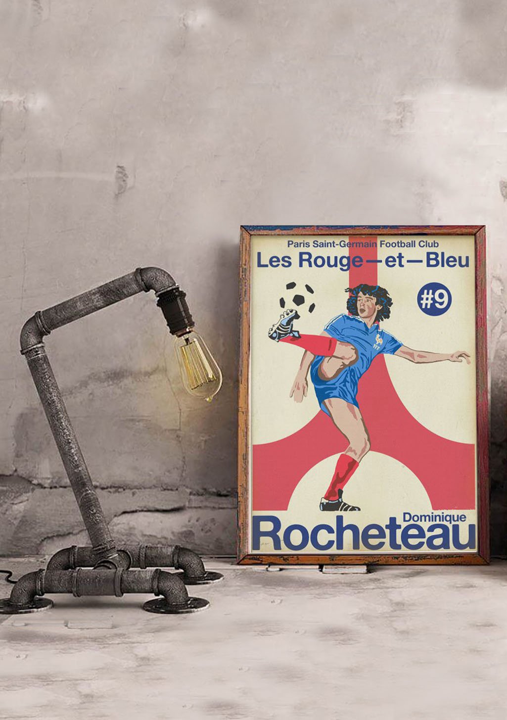 Poster de football avec un joueur en bleu et rouge, numéro 9, Rocheteau