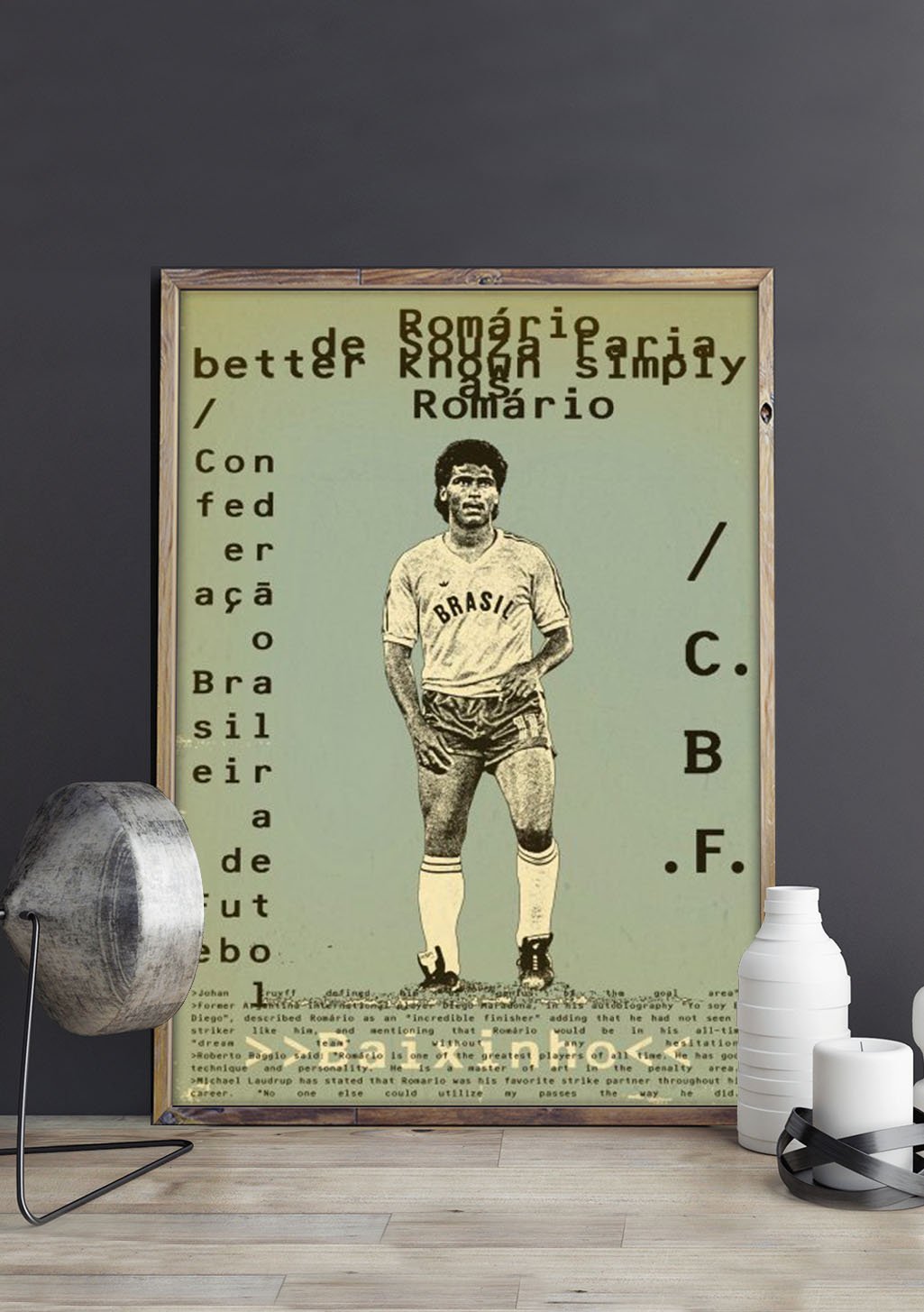 Poster de football, joueur de Brésil, texte en surimpression, cadre en bois, mur sombre