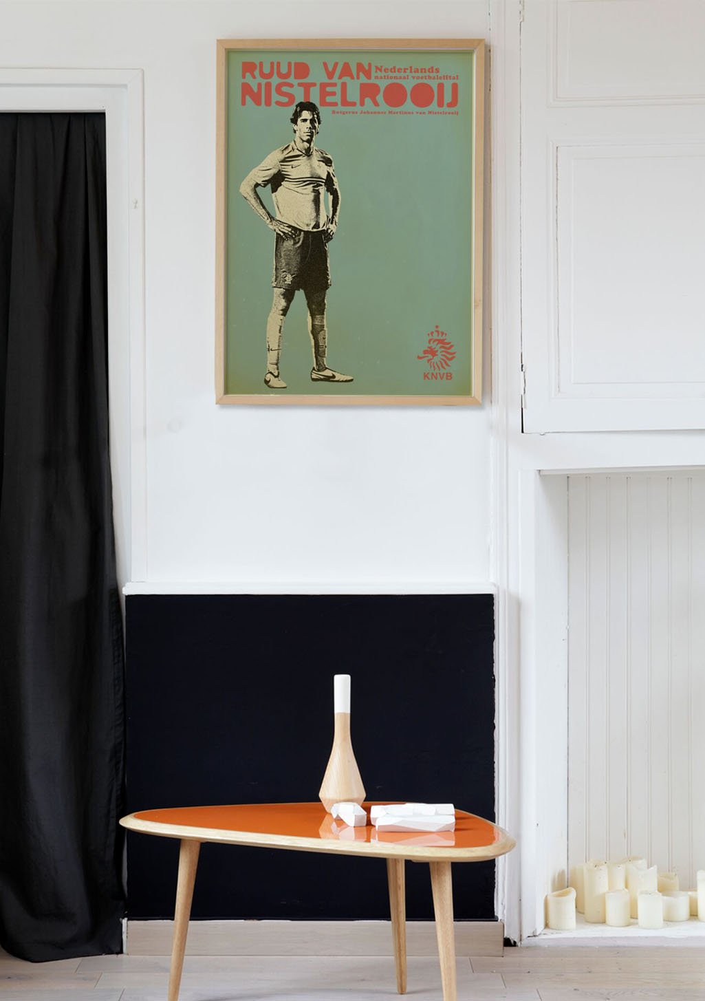 Poster de football, homme, texte rouge, fond vert, cadre en bois