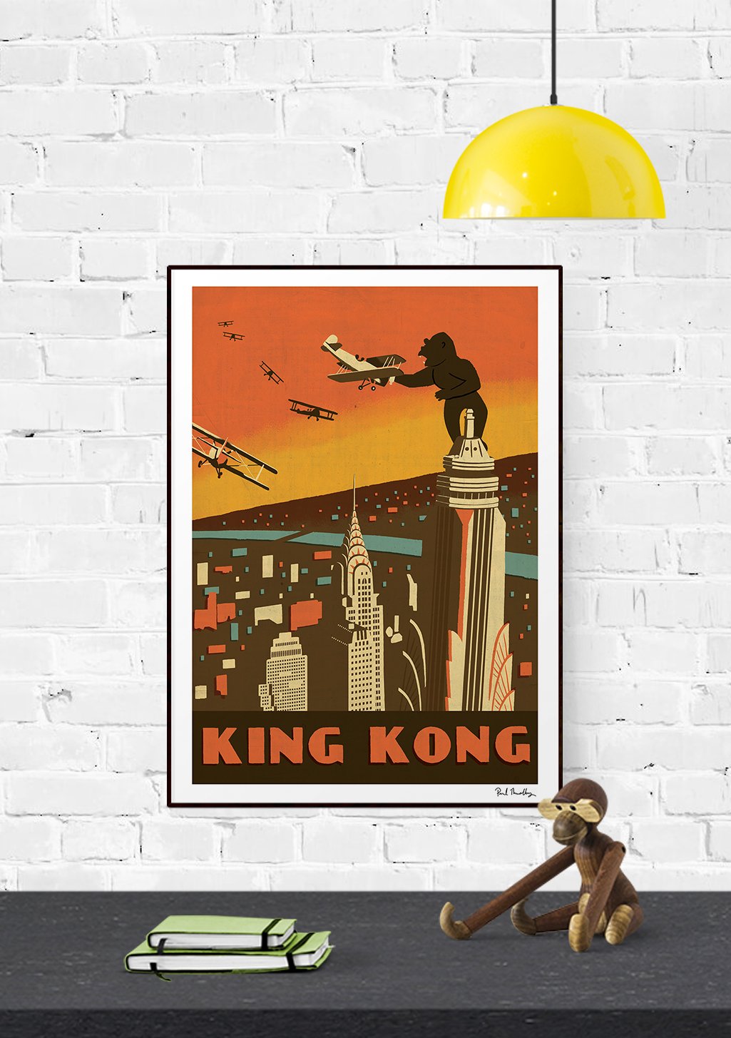 Gorille tenant avion au sommet de gratte-ciel, coucher de soleil, ville, texte "KING KONG"