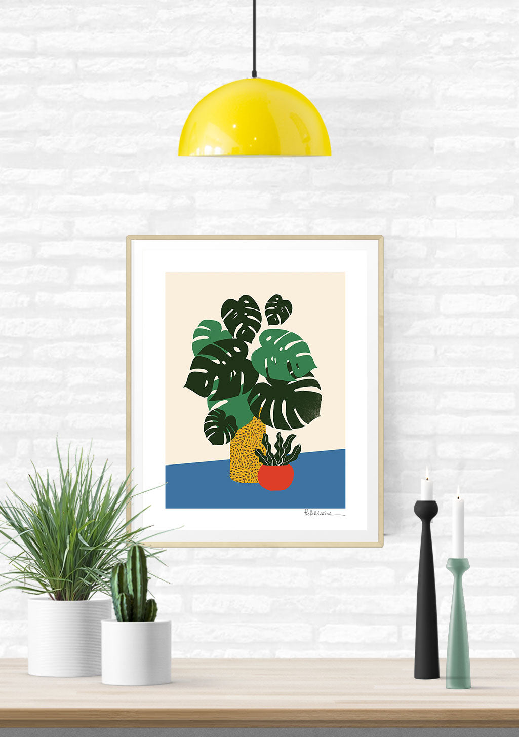 Plante en pot, feuilles vertes, couleurs vives, fond beige et bleu