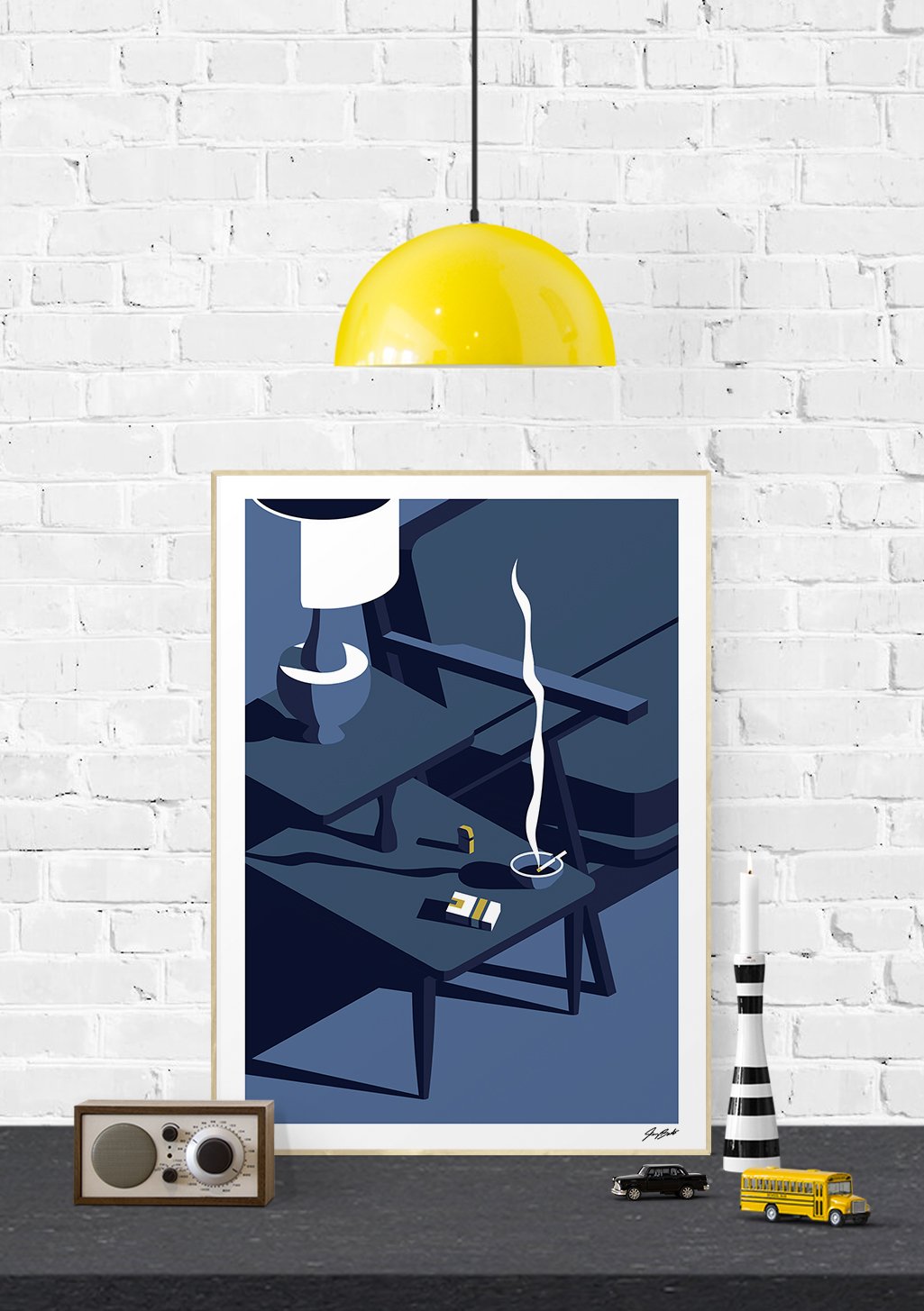 Art abstrait en bleu et blanc avec objets sur table