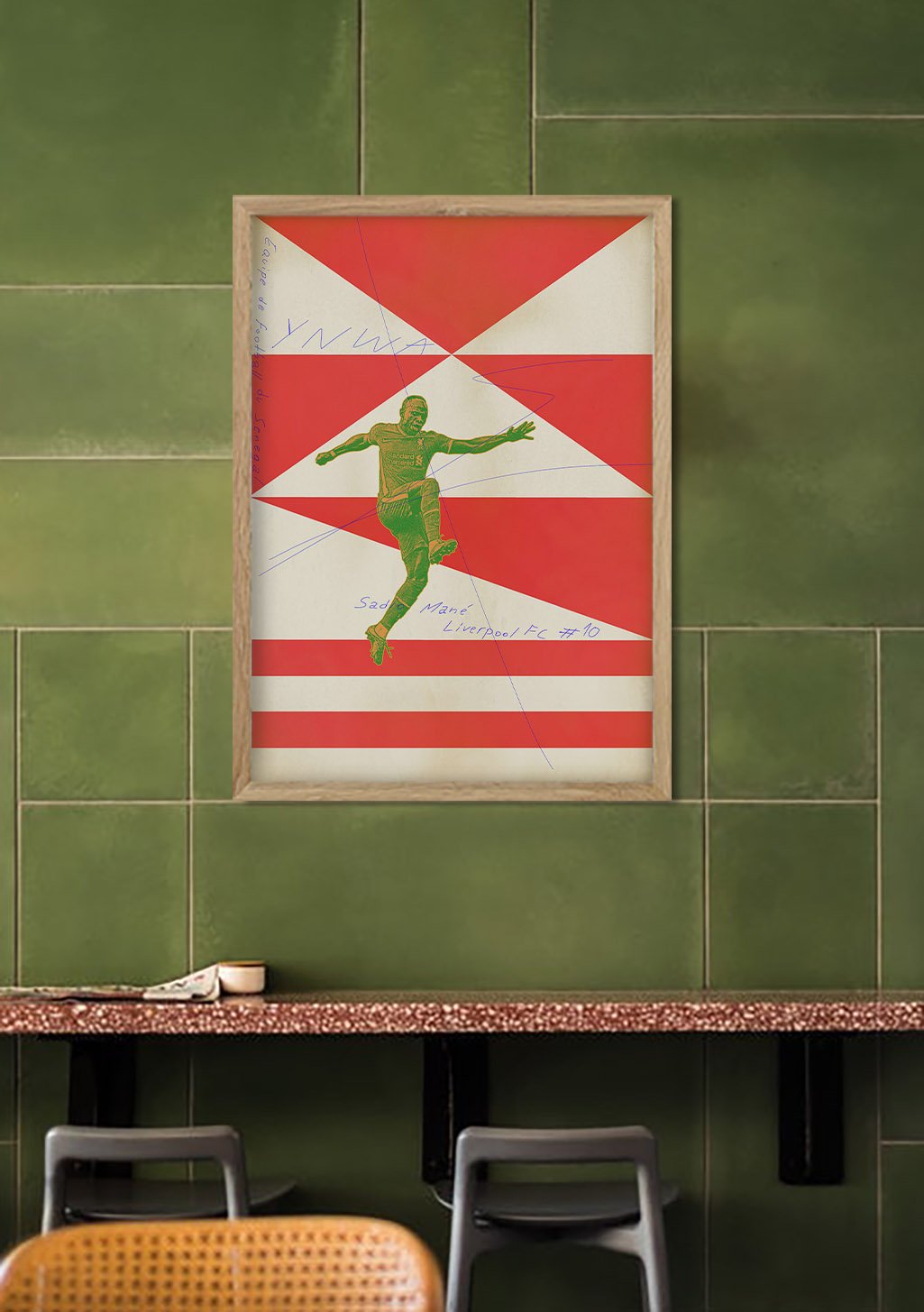 Poster de football avec joueur vert sur fond rouge et blanc