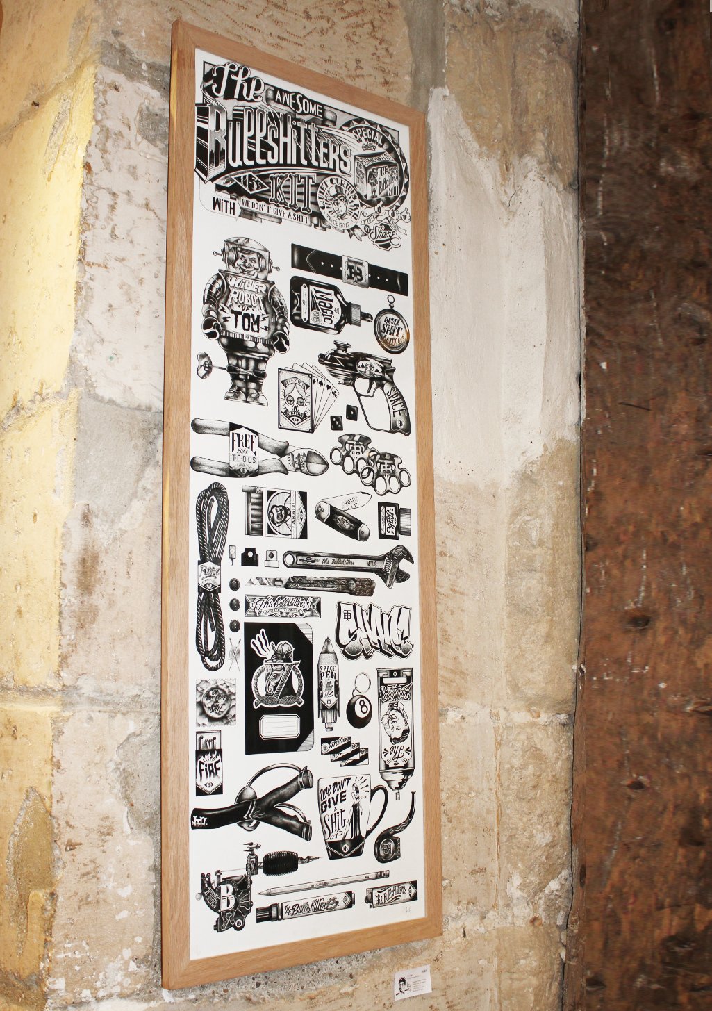 Poster en noir et blanc avec divers objets et texte