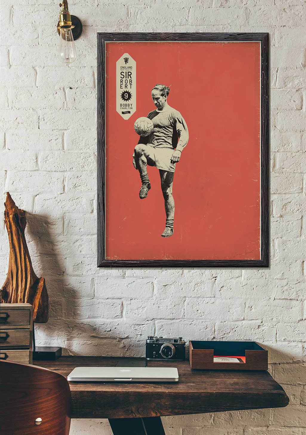 Homme avec ballon de football, cadre rouge, texte ancien