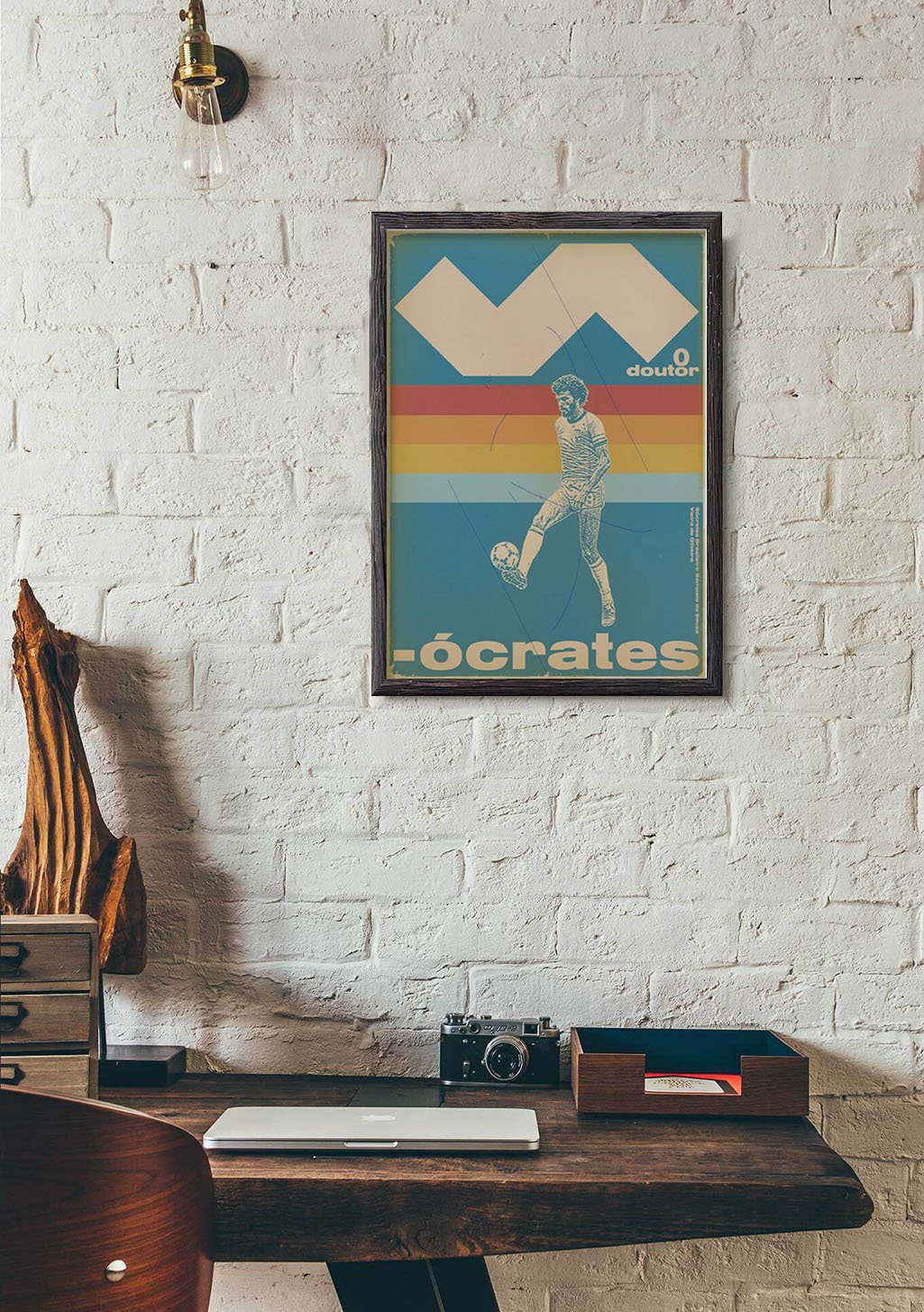 Poster de football vintage, joueur, ballon, couleurs vives, texte "ocrates"