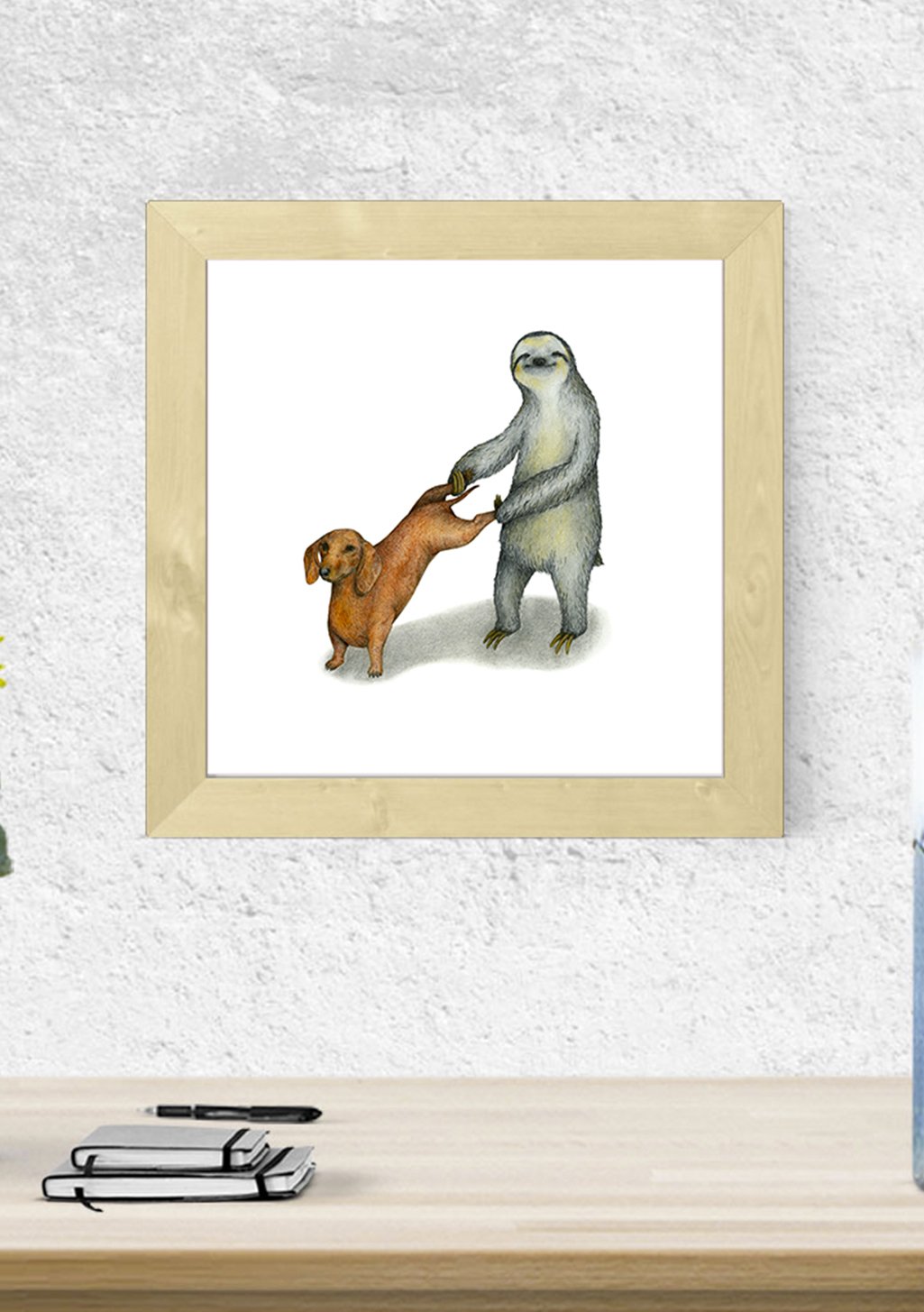 Chien et paresseux se tenant la patte