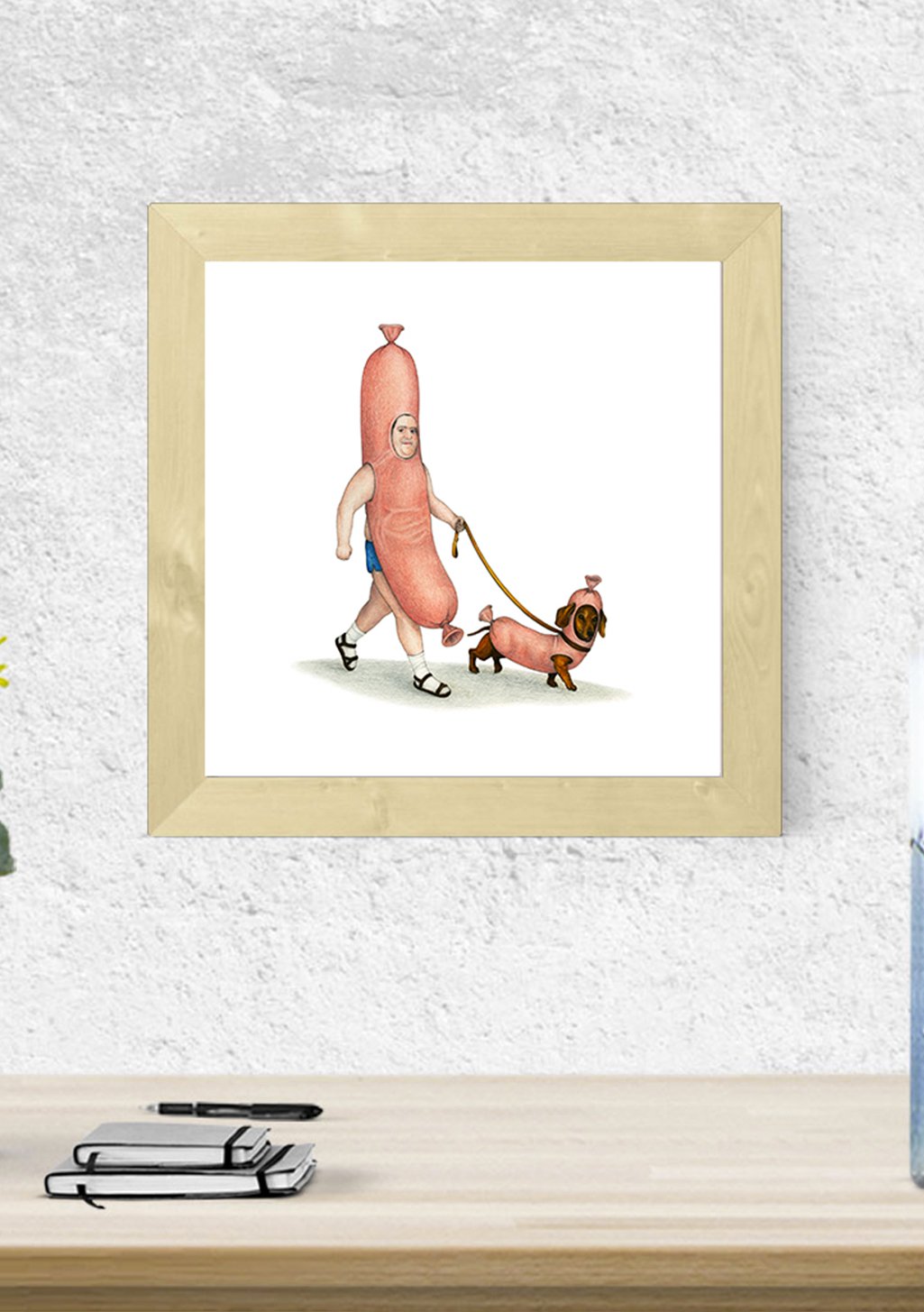 Personnage en saucisse promène chien en saucisse