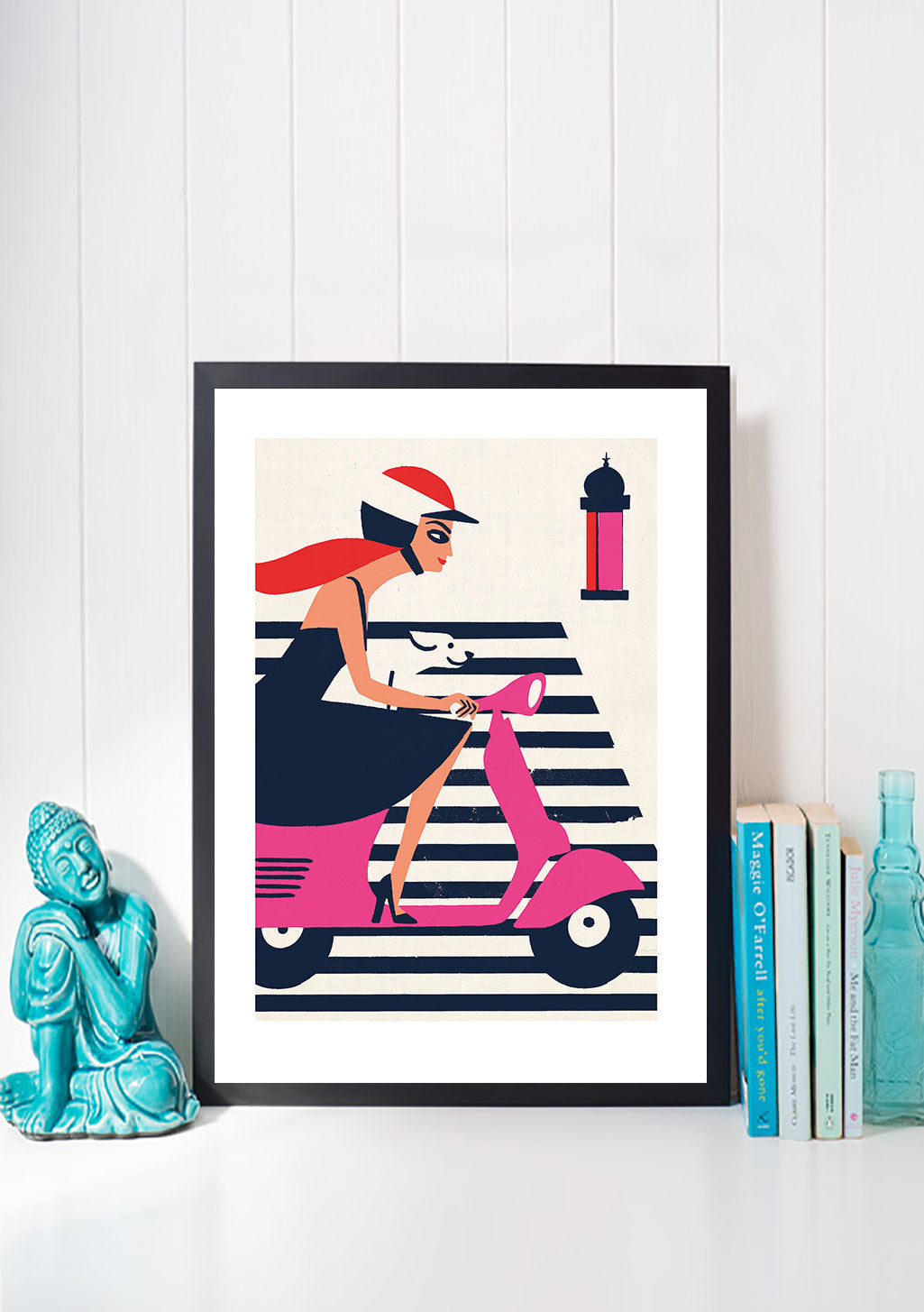 Femme en Vespa rose sur fond rayé