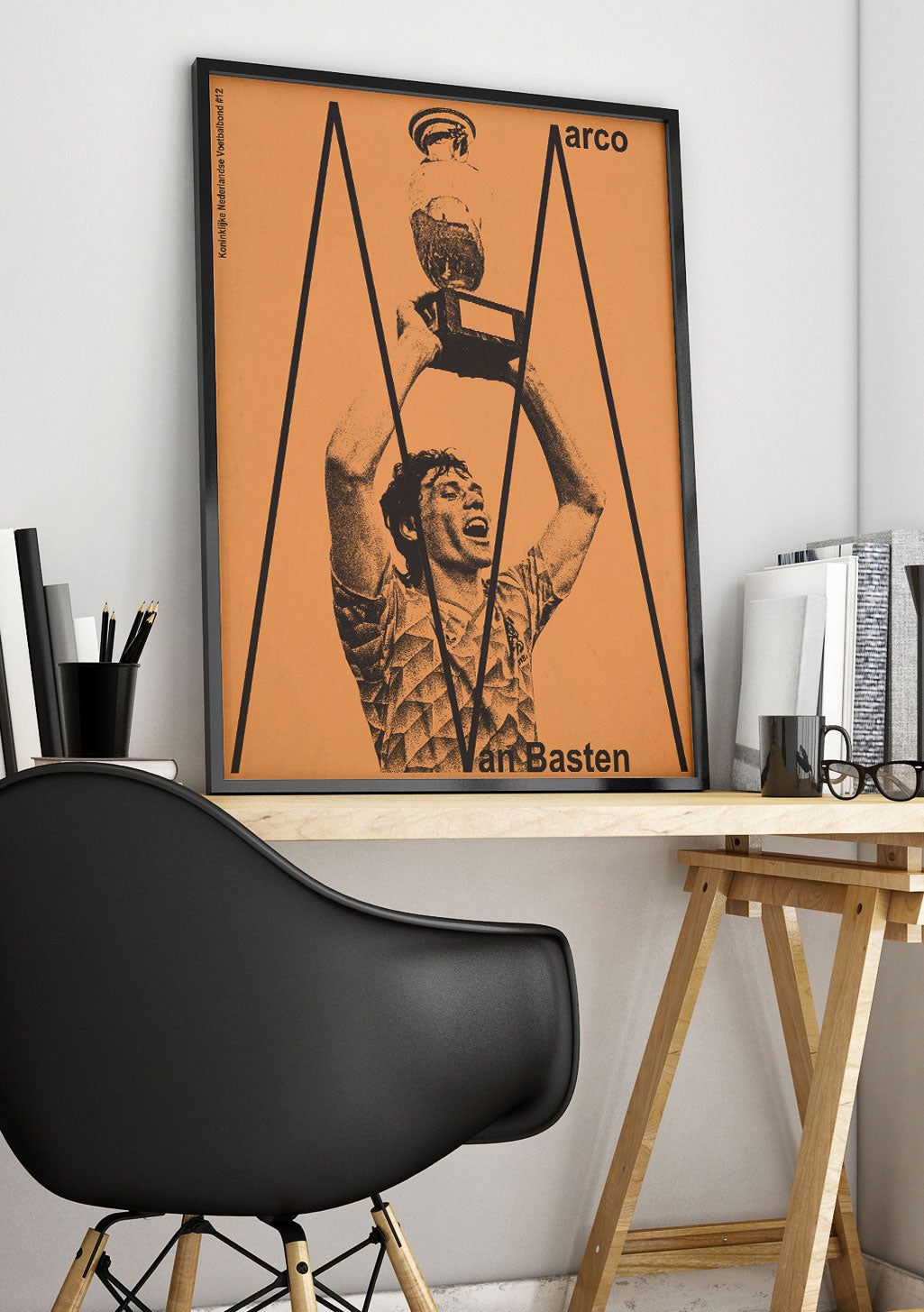 Homme tenant une tête, orange, cadre noir, texte arco Van Basten