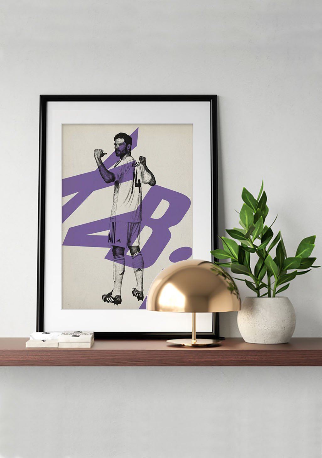 Poster de football, joueur célébrant, texte violet, cadre noir