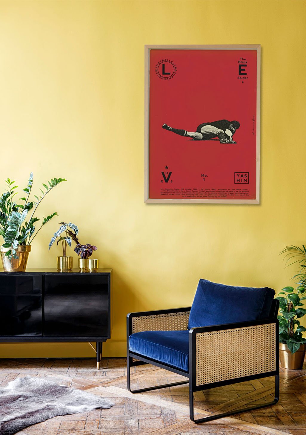 Poster rouge avec une personne rampant, texte "The E. Spider"
