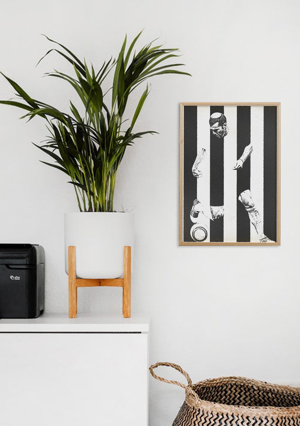 Poster en noir et blanc avec motifs rayés et visages stylisés