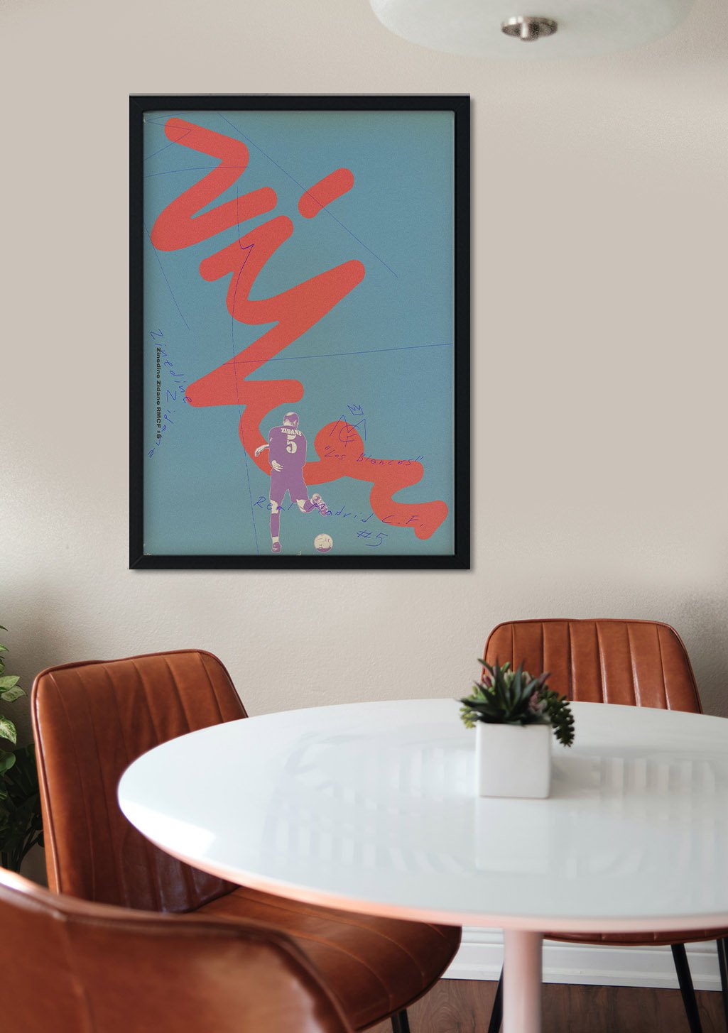 Art abstrait rouge et bleu, figure centrale, fond bleu