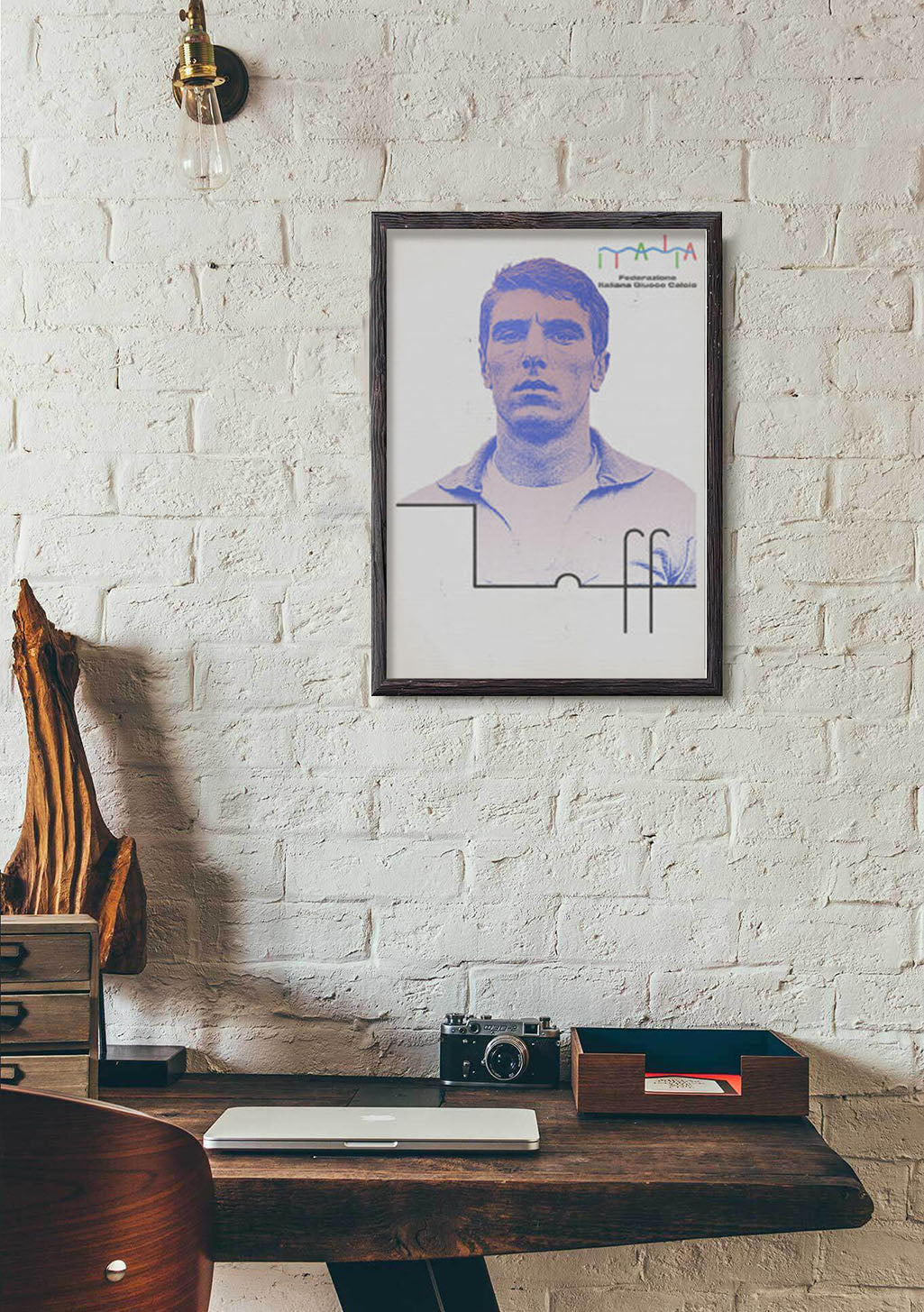 Homme en bleu, chemise à col, lignes abstraites, texte coloré