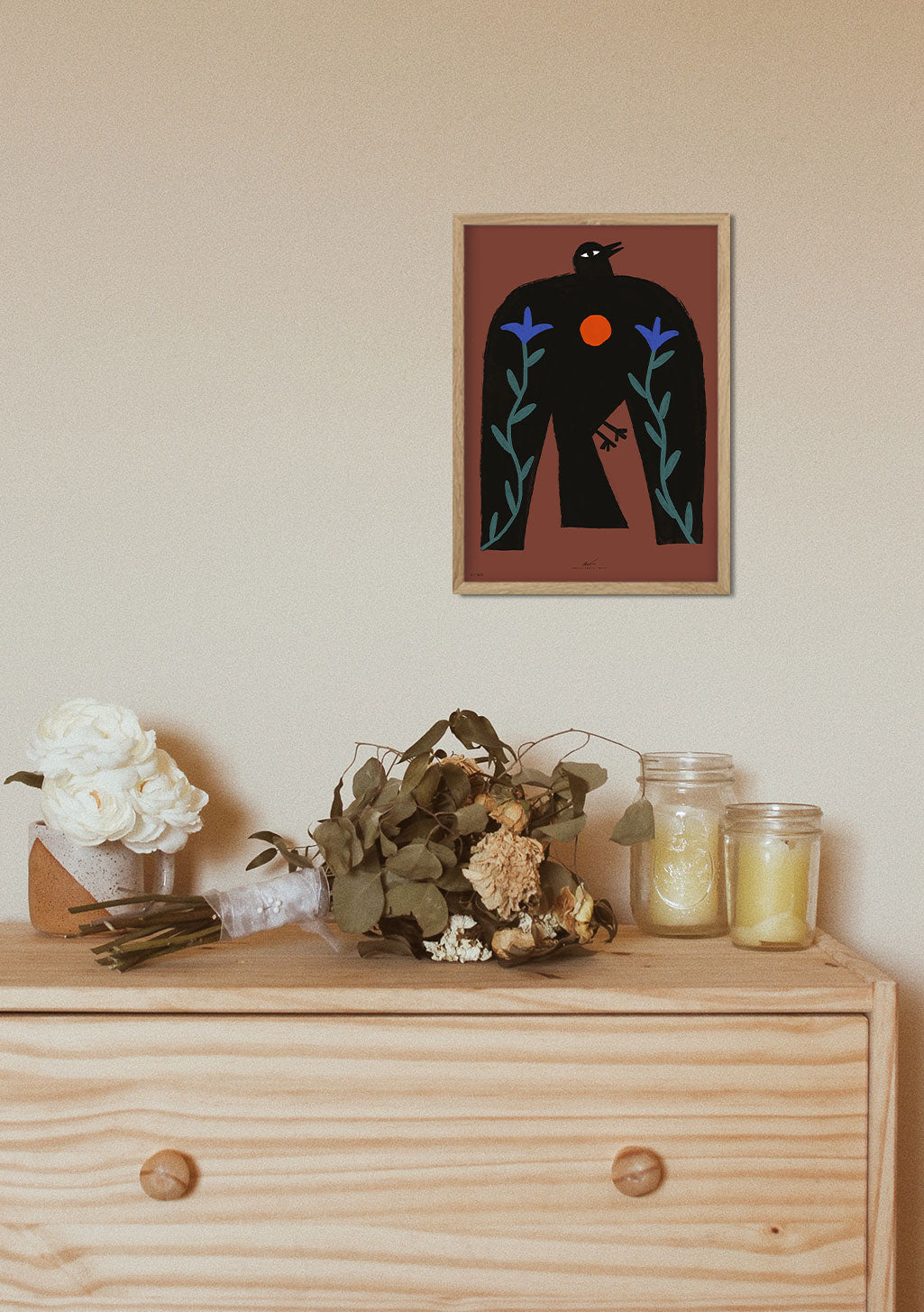 Oiseau noir avec fleurs bleues sur fond rouge