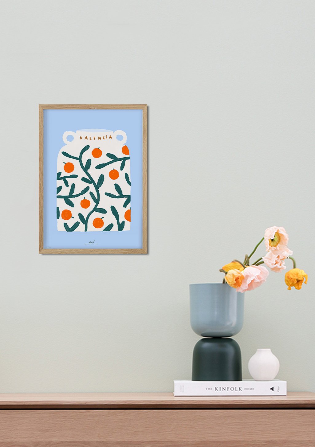 Poster Valencia, oranges, branches, cadre en bois, mur bleu clair