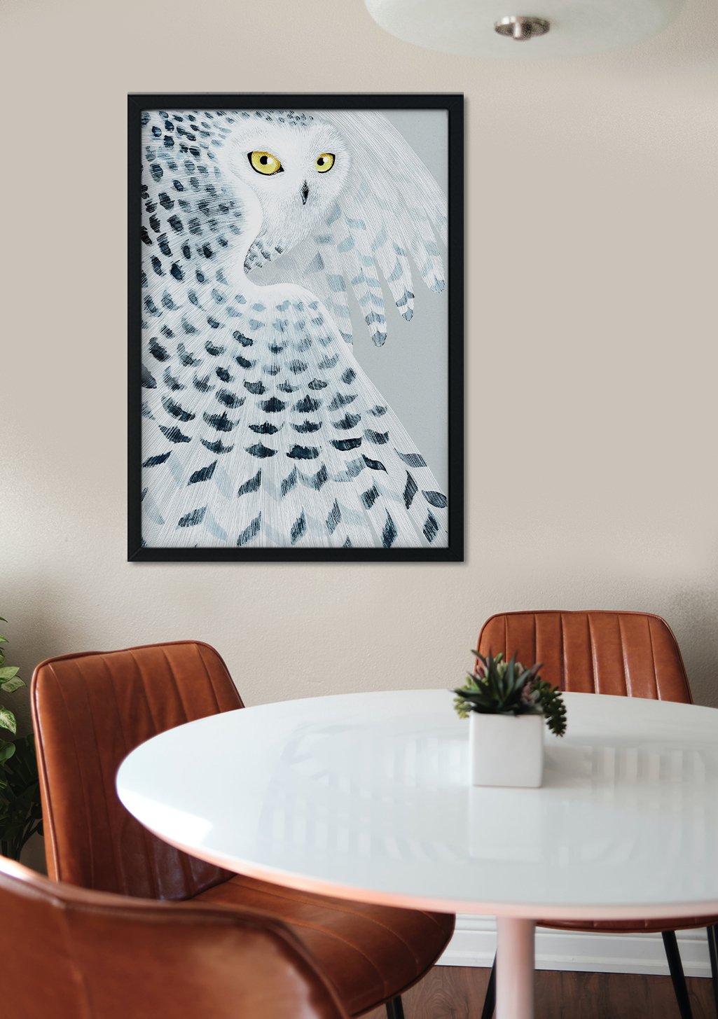 Oiseau de proie blanc avec yeux jaunes