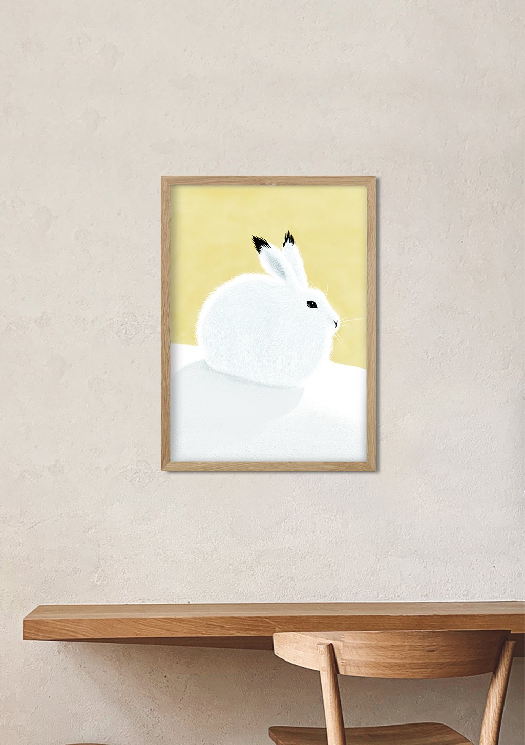 Lapin blanc, cadre en bois, mur beige, table en bois, chaise