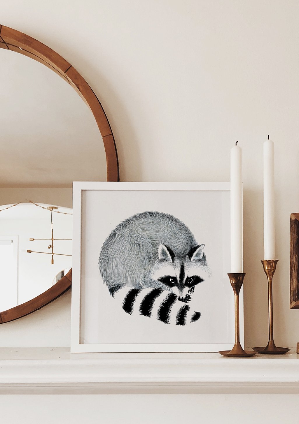 racoon noir et blanc cadre blanc