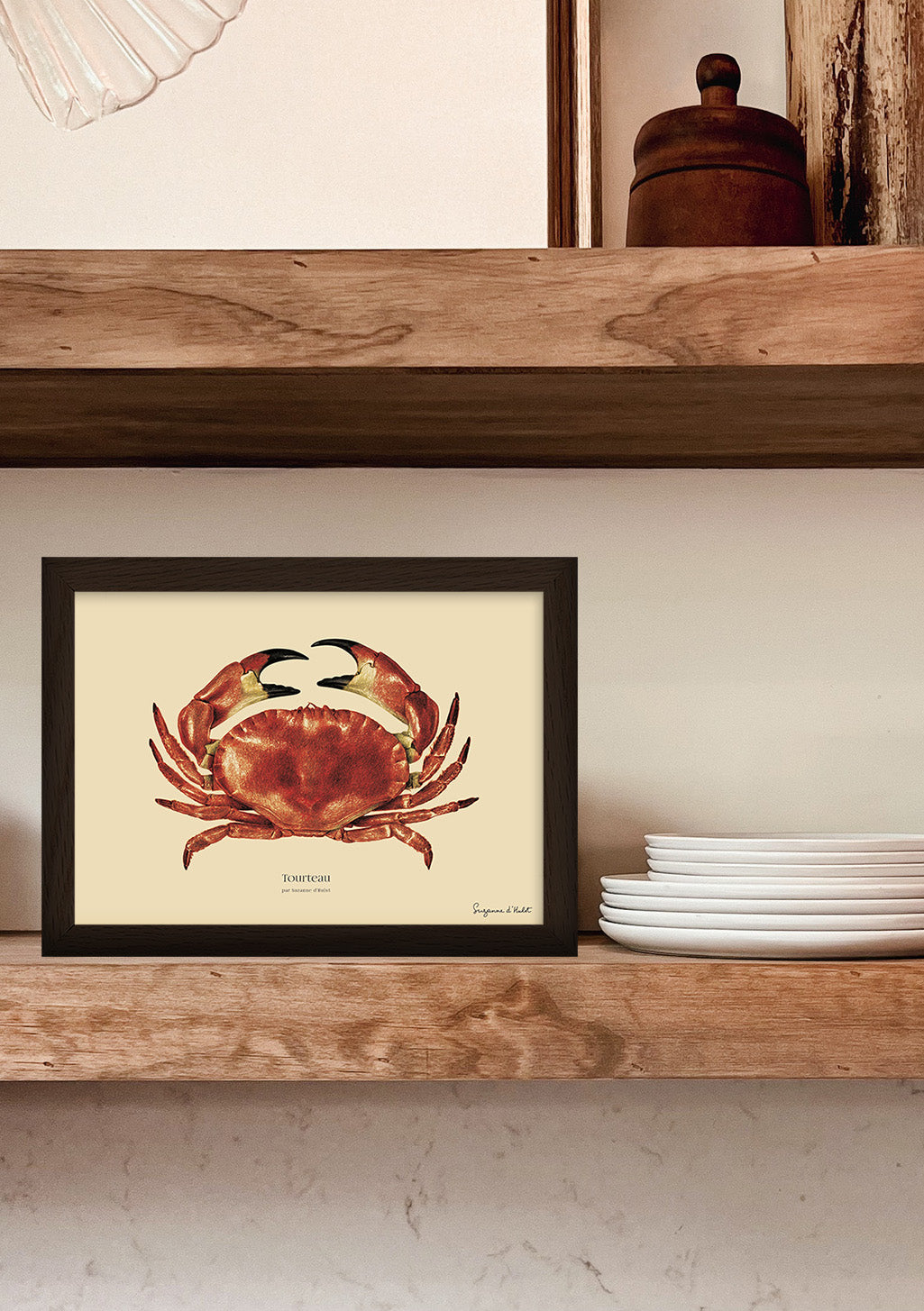 Crabe rouge illustration encadrée sur étagère en bois