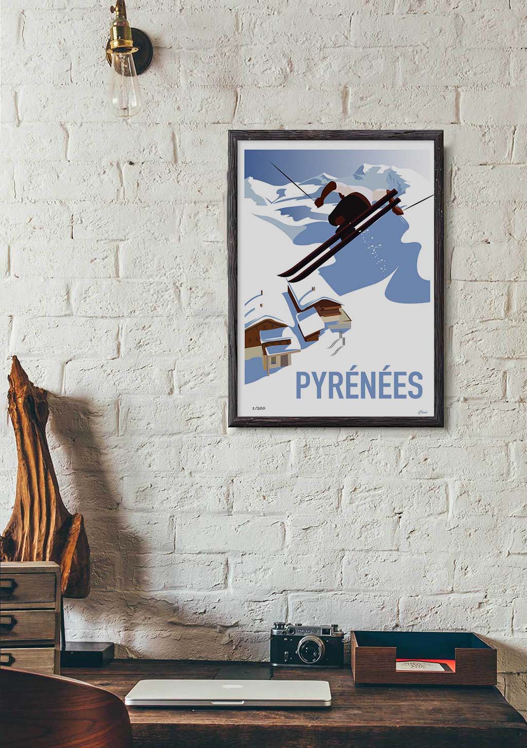 Poster de ski alpin, montagne, chalet, texte "PYRÉNÉES"