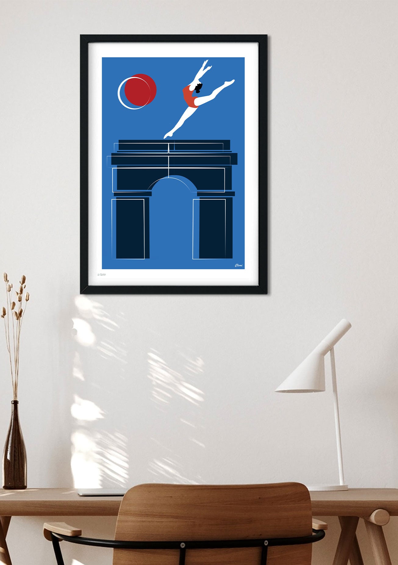 Poster bleu avec femme sautant, lune rouge, Arc de Triomphe