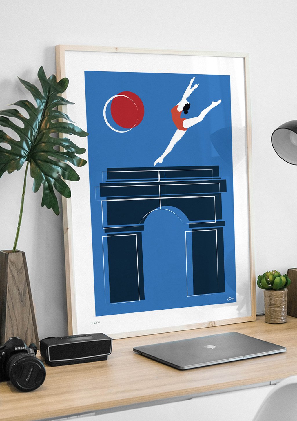 Poster bleu avec arc de triomphe, danseur, lune rouge