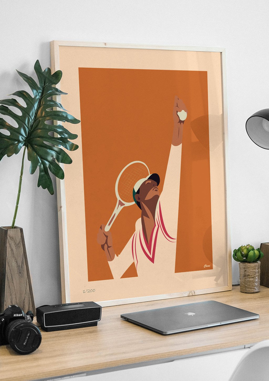 Poster de tennis, femme levant raquette, fond orange