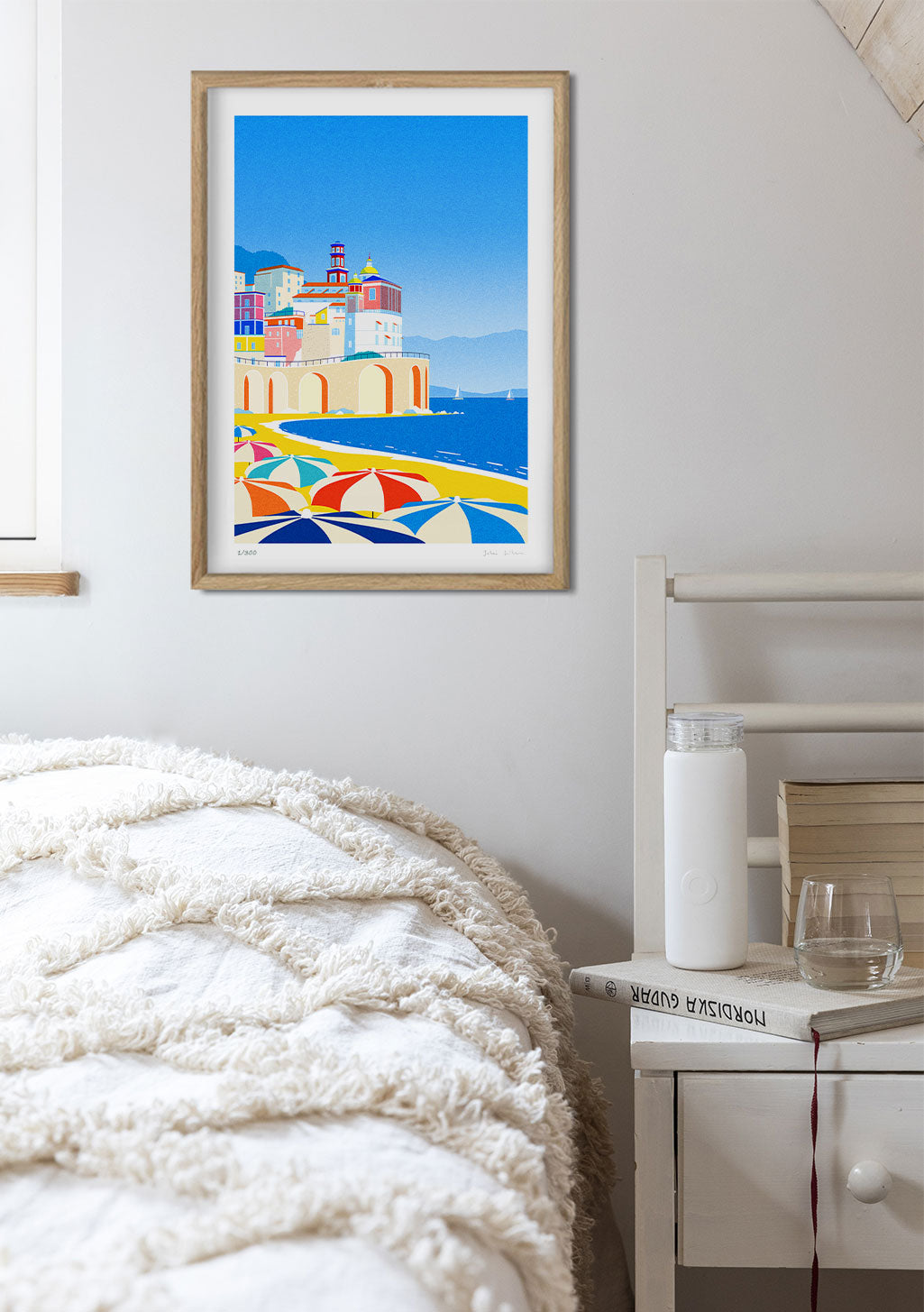 Poster de plage coloré avec bâtiments et parasols