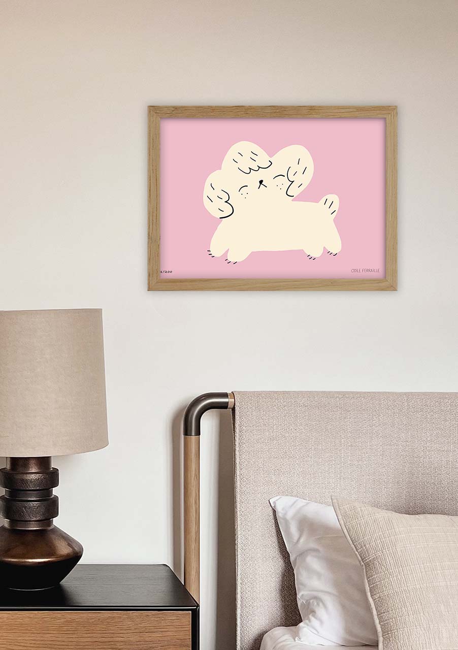 Chien blanc sur fond rose