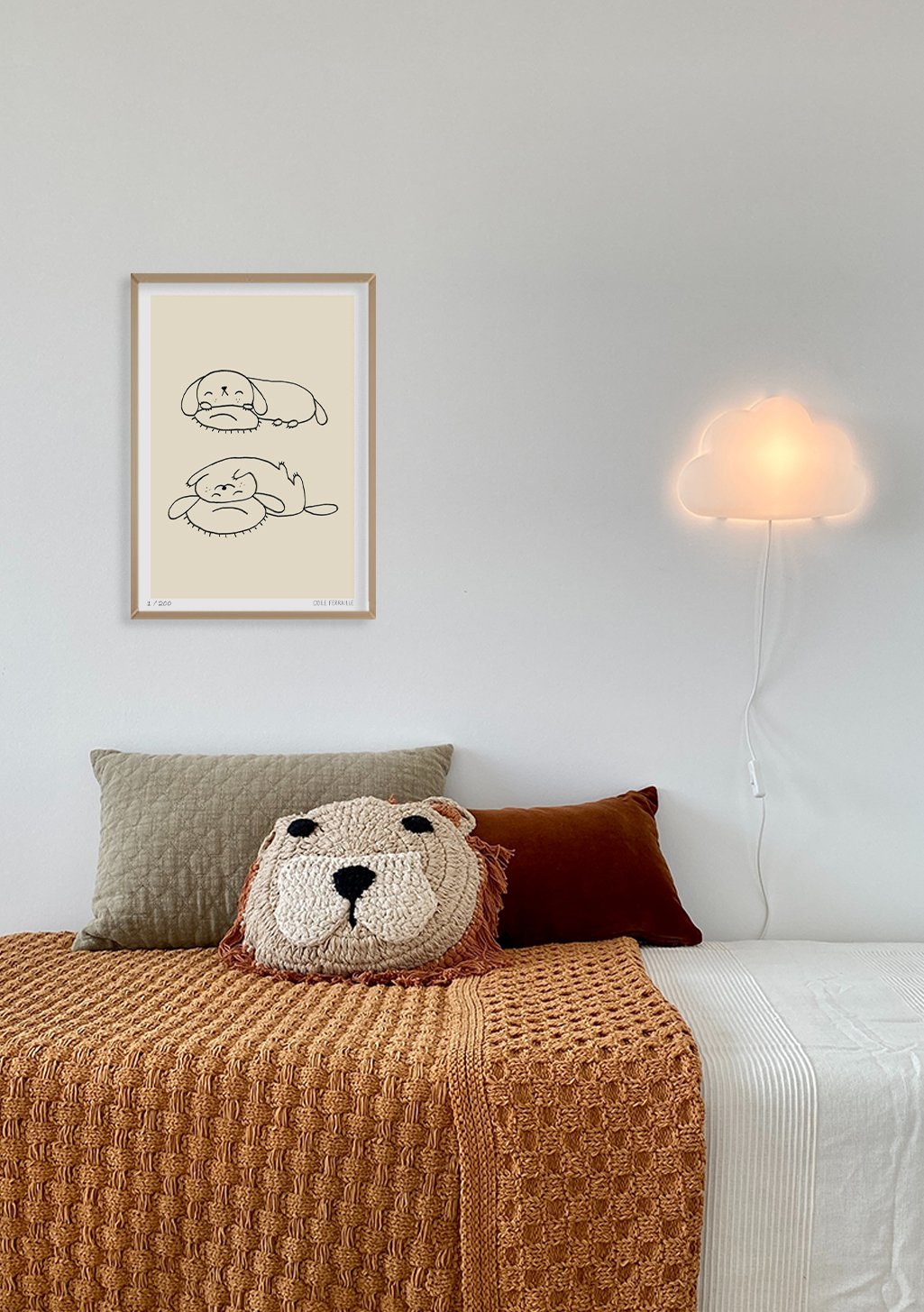 Poster avec deux chiens dessinés, encadré, mur blanc