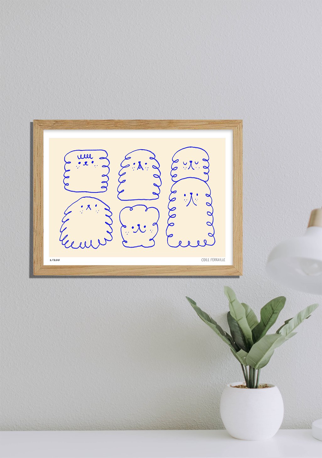 Art abstrait, lignes bleues, figures stylisées, cadre en bois, mur blanc