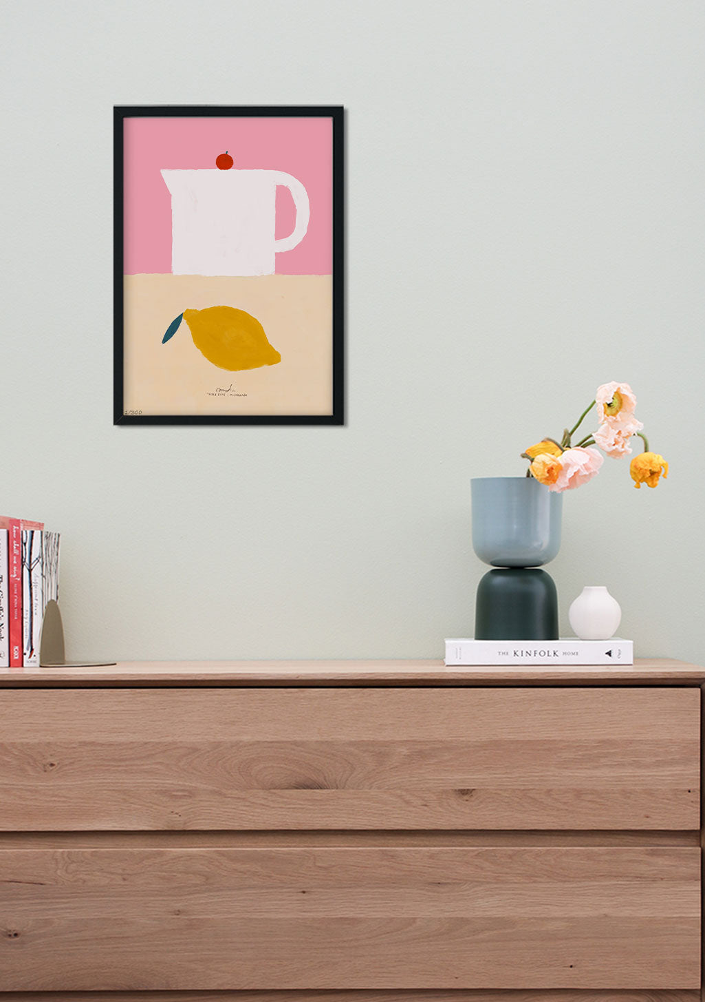 Poster avec une théière rose et un citron jaune
