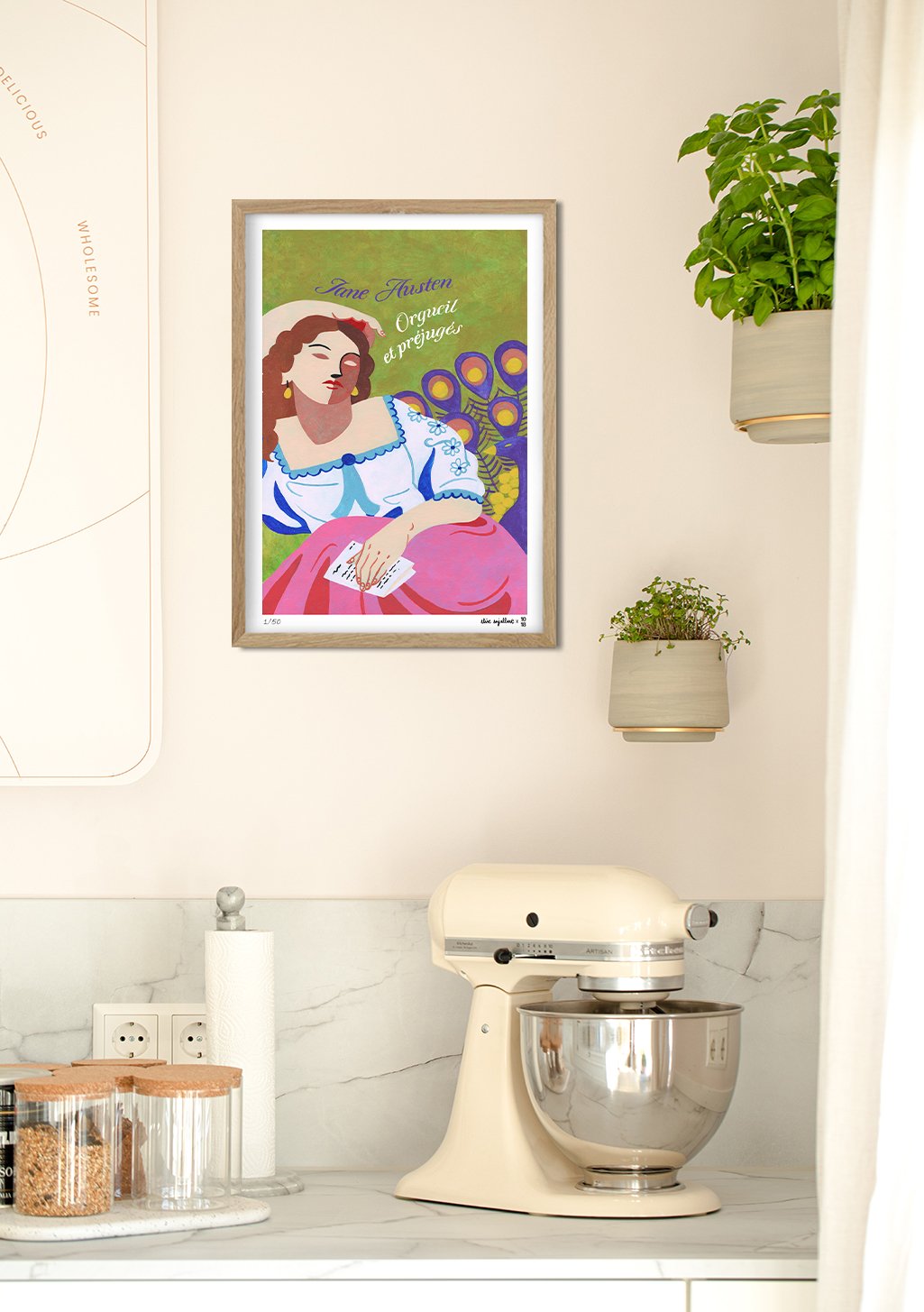 Femme en robe rose avec texte français