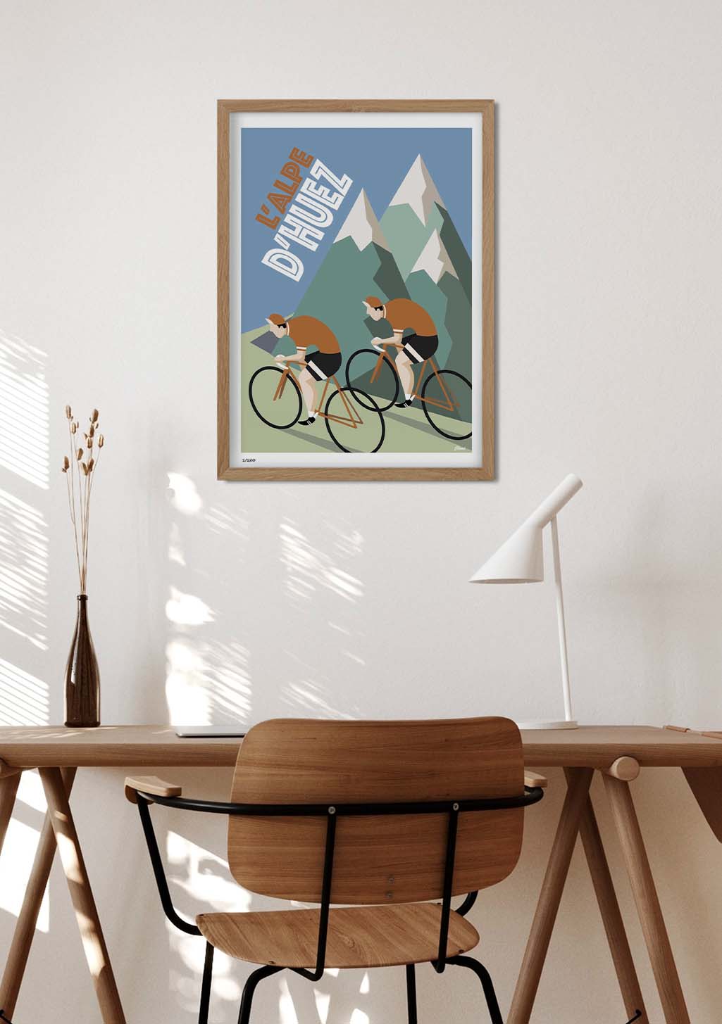 Poster cycliste montagneux, cyclistes, texte "ALPE D'HUEZ"