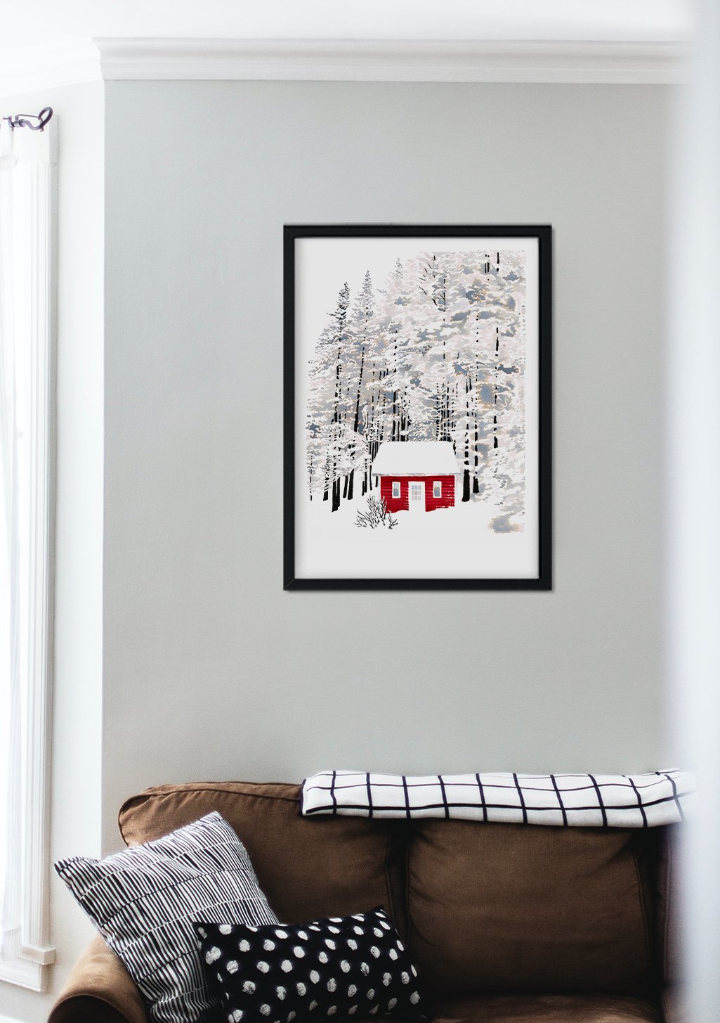 Maison rouge dans la forêt enneigée