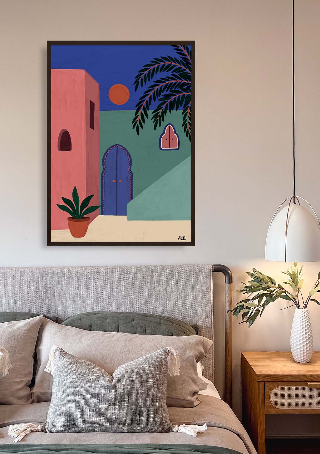 Poster de porte bleue, maison rose, soleil orange, feuille verte