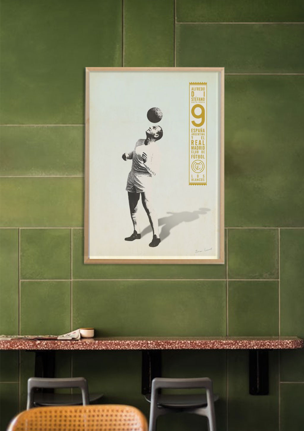 Poster de football avec joueur en noir et blanc