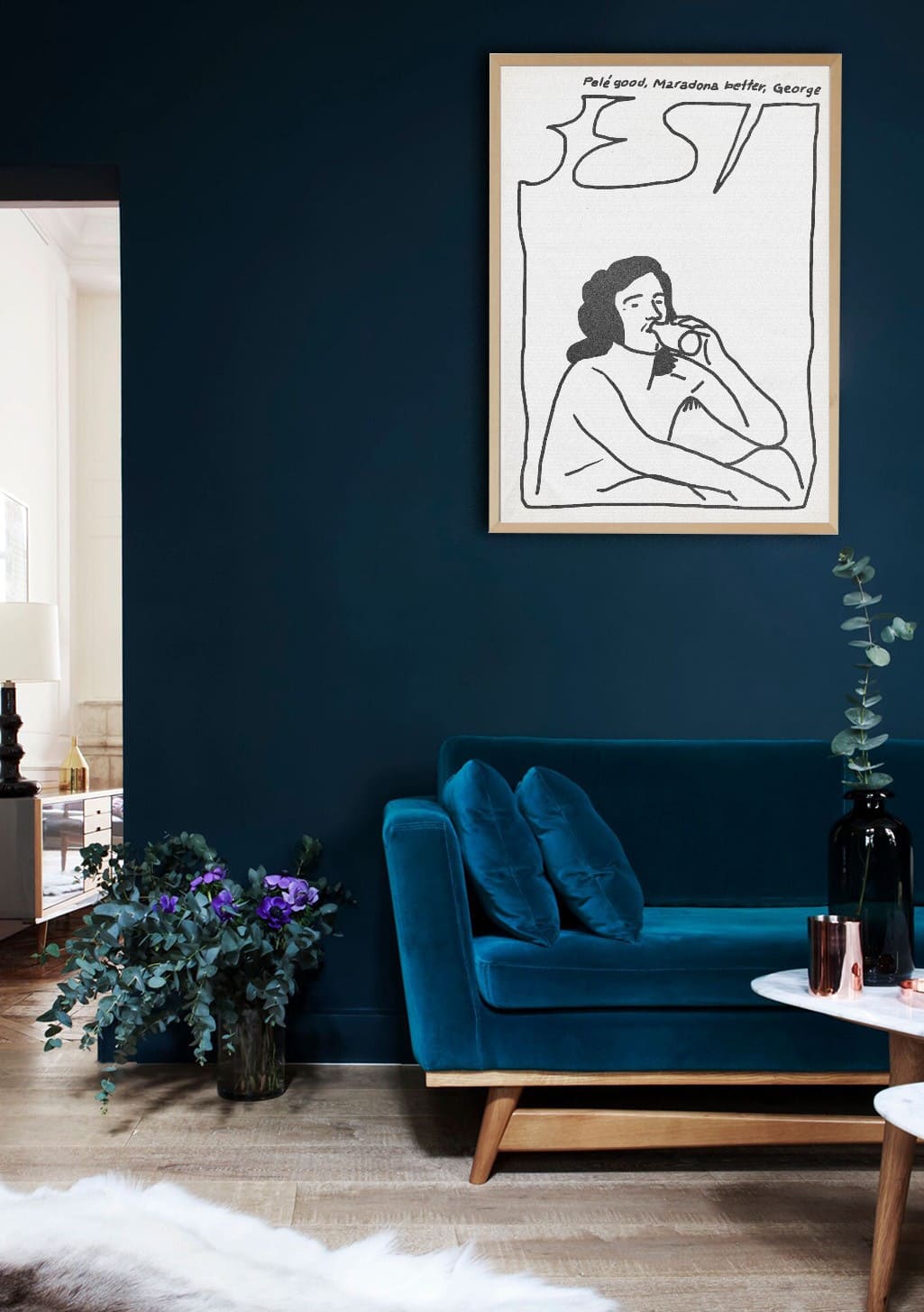 Femme buvant, texte "BEST", mur bleu
