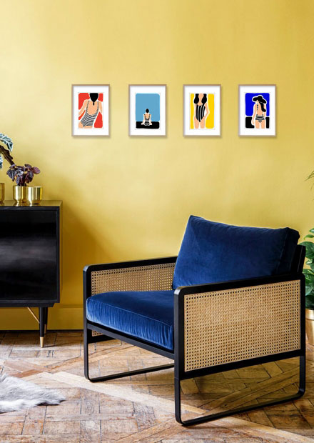 Art abstrait, quatre portraits colorés, murs jaunes