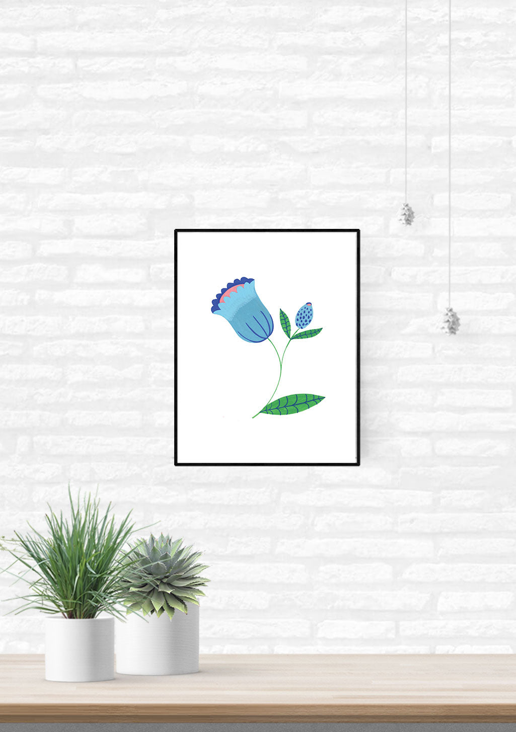 Fleur bleue avec feuilles vertes