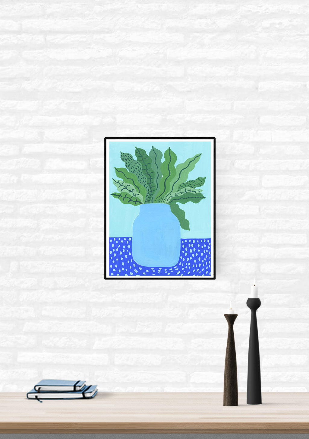 Vase bleu avec feuilles vertes sur fond bleu et turquoise