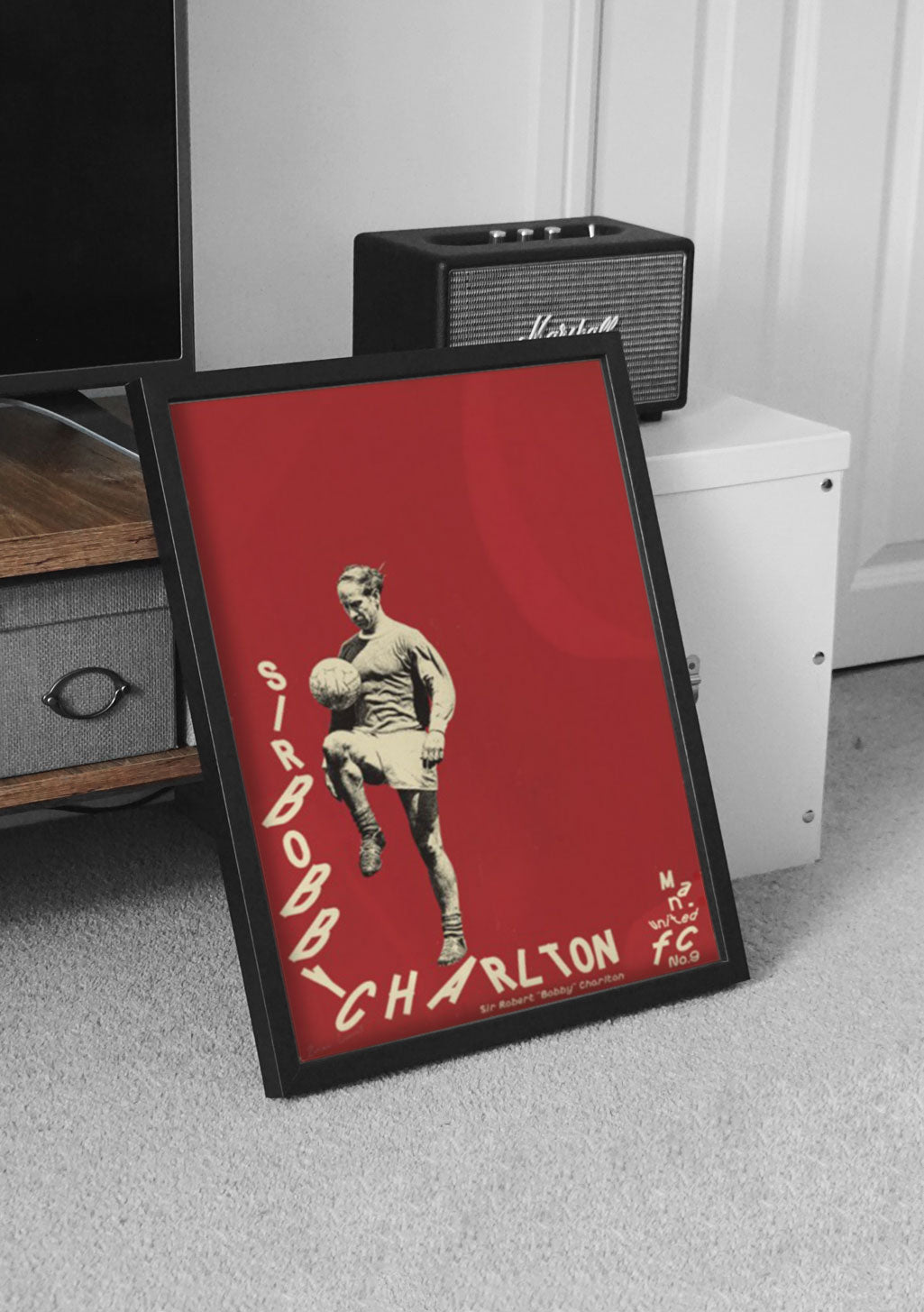 Poster rouge avec joueur de football, Sir Bobby Charlton