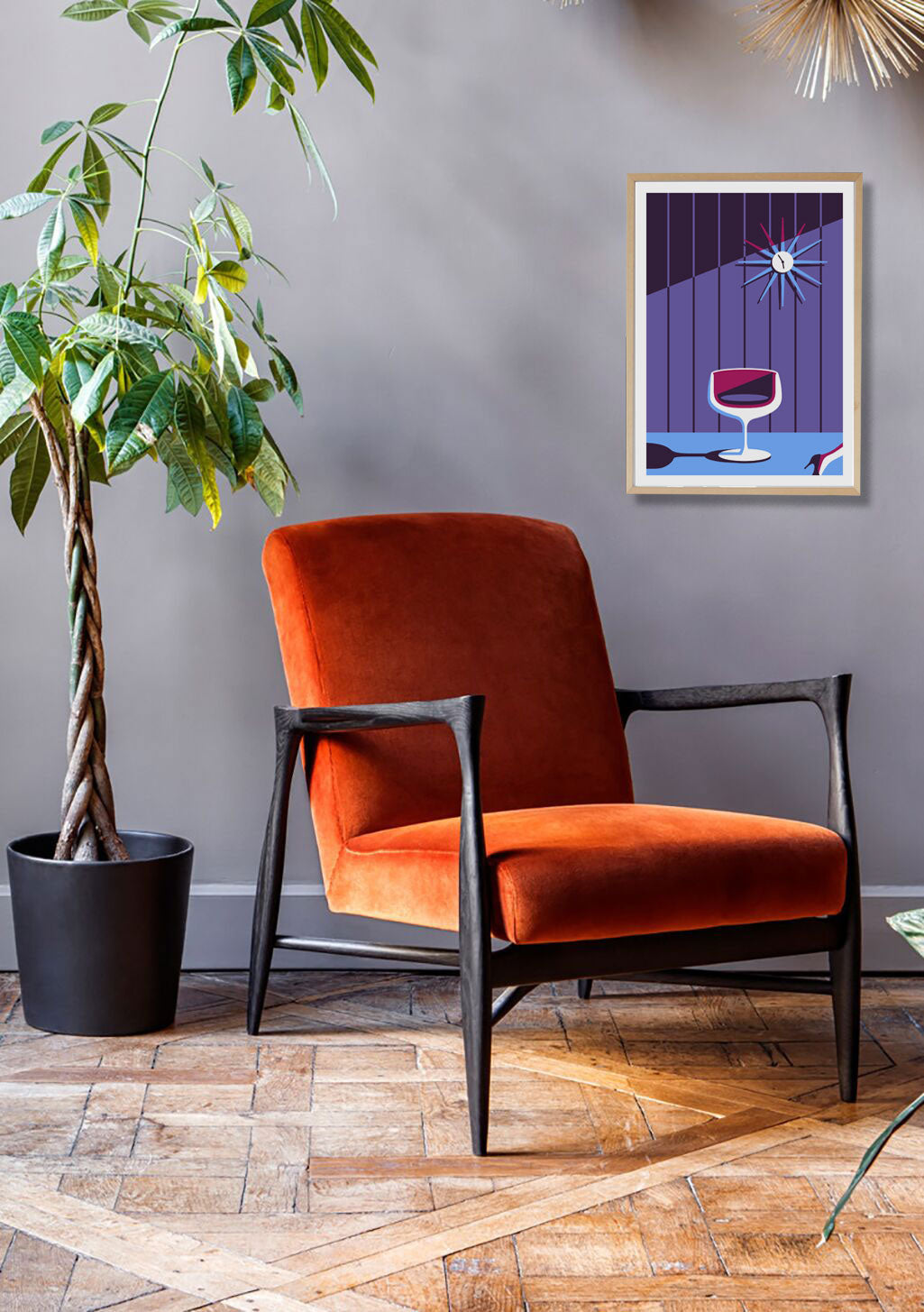 Vin rouge, verre à vin, mur violet, cadre doré