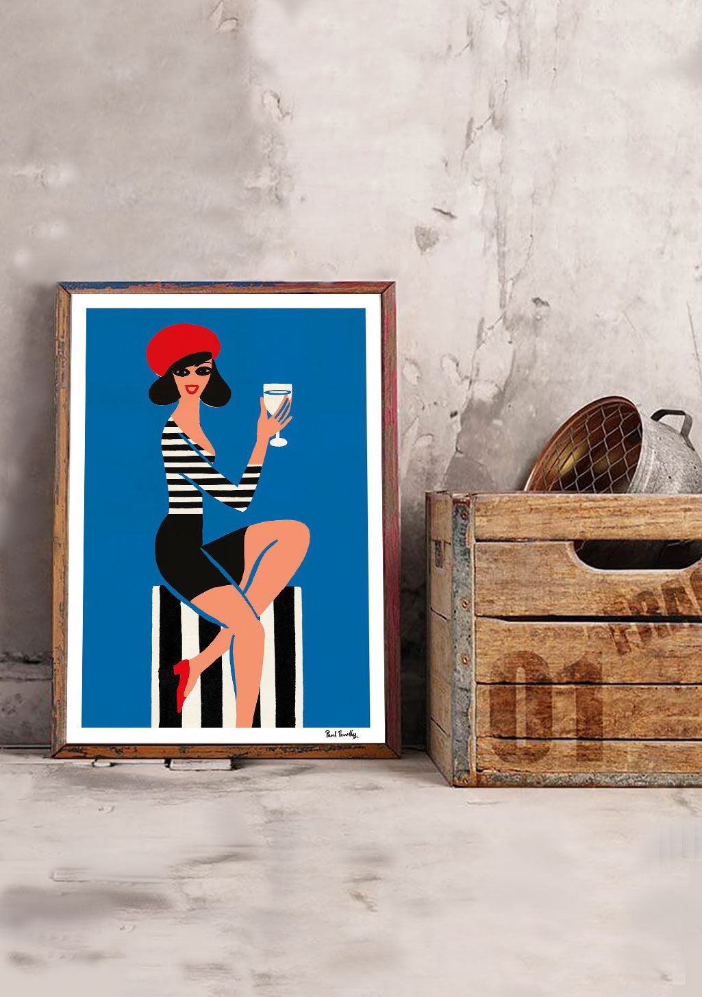 Femme stylée buvant un verre, chapeau rouge, fond bleu