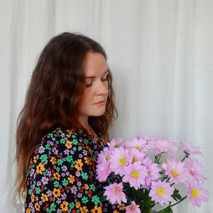 Femme aux longs cheveux, fleurs roses, chemise à motifs floraux
