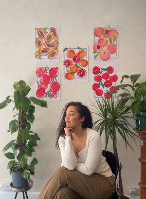 Fruits colorés muraux, femme assise, plantes vertes