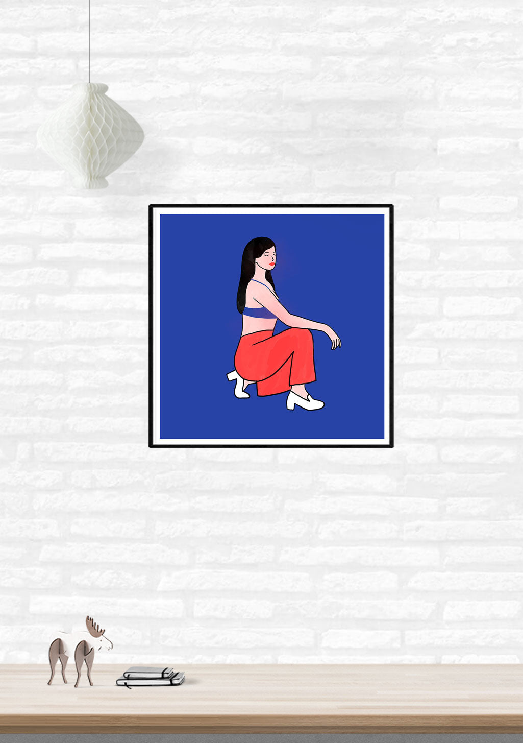 Femme assise, cheveux longs, robe rouge, fond bleu